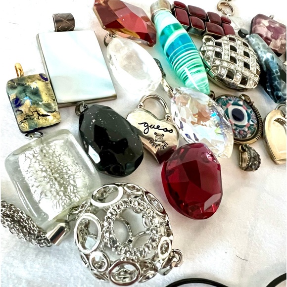 SALE: bundle of 21 pendants multicolored & 2 black cords - Picture 3 of 4